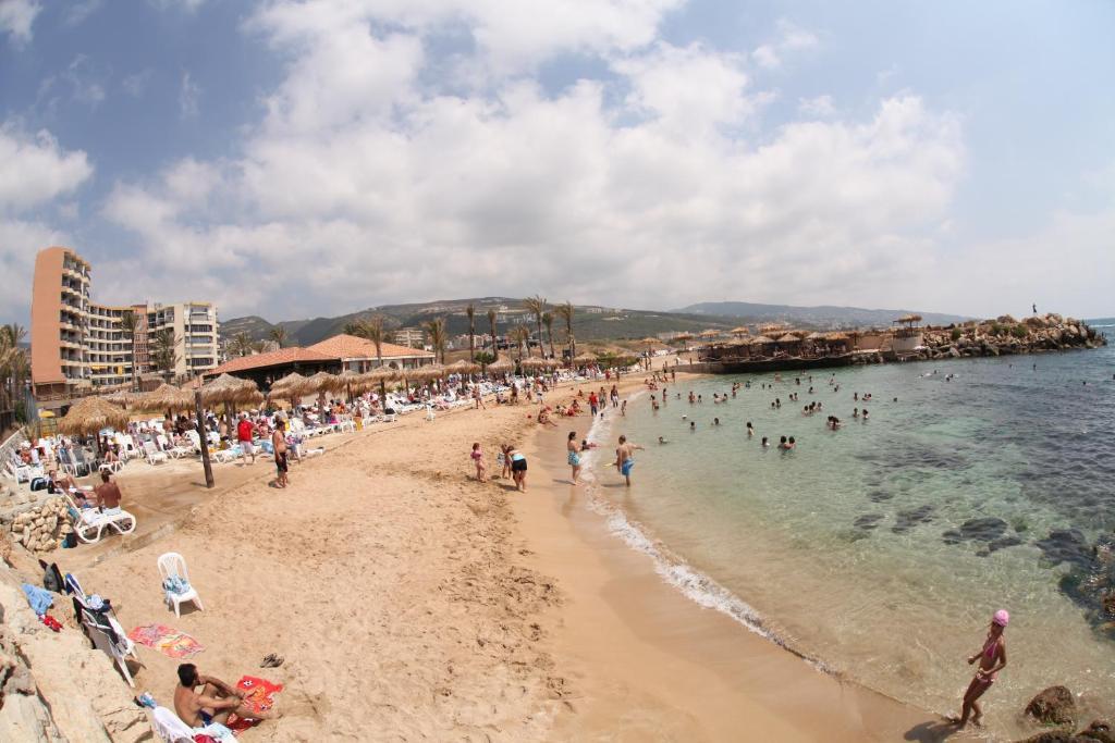 Sawary Beach Hotel Батрун Экстерьер фото