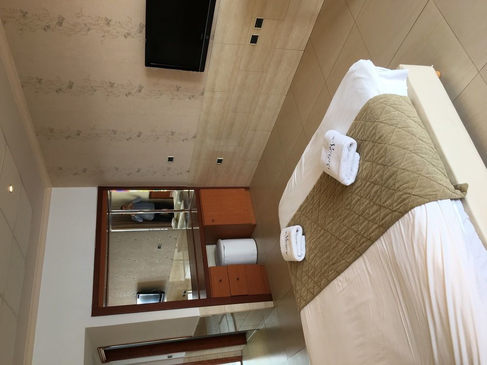 Sawary Beach Hotel Батрун Экстерьер фото