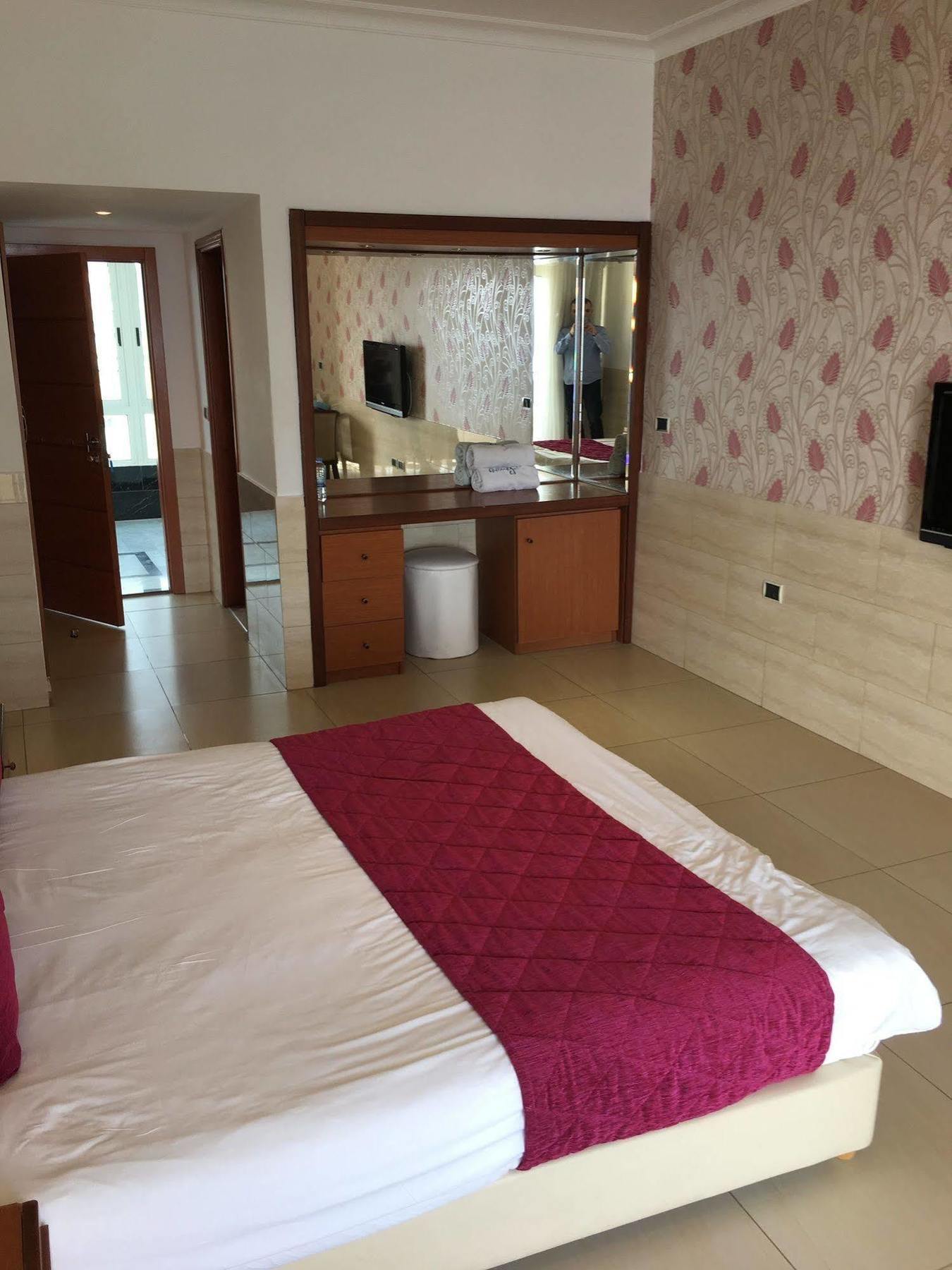 Sawary Beach Hotel Батрун Экстерьер фото