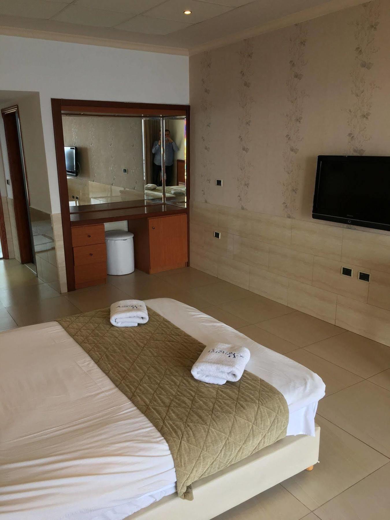 Sawary Beach Hotel Батрун Экстерьер фото