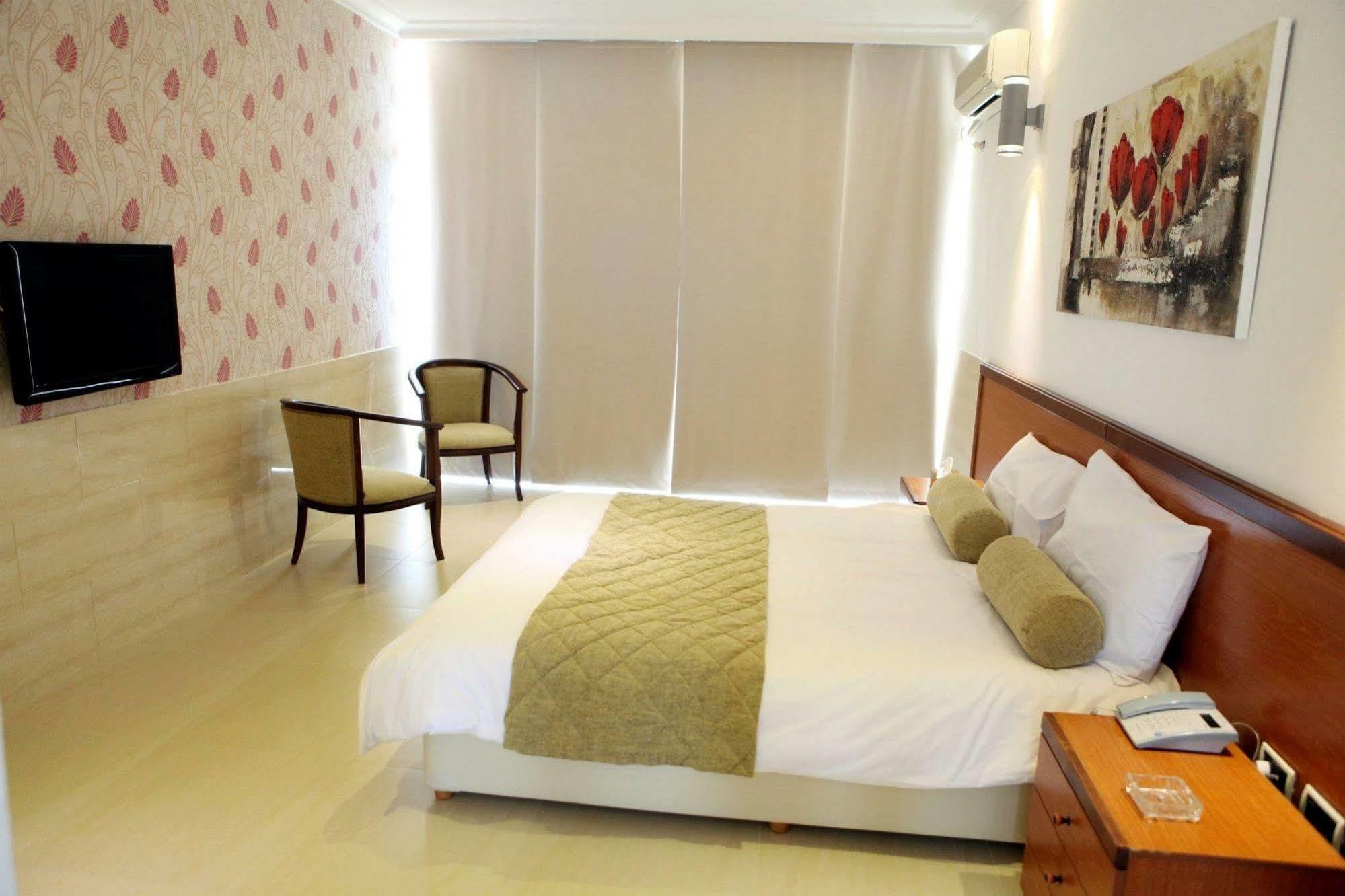 Sawary Beach Hotel Батрун Экстерьер фото